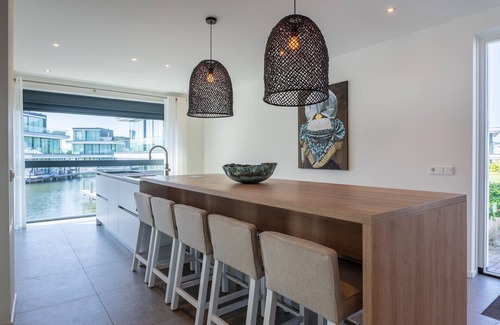 Arnemuiden Villa | Spacious 10-person waterfront villa