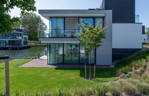 Arnemuiden Villa | Spacious 10-person waterfront villa