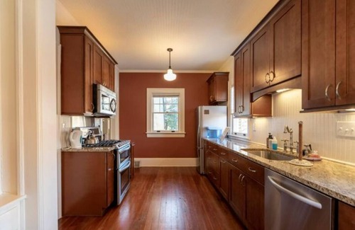 East Point Casa | Spacious 2bd Bungalow Near Airport and Downtown!