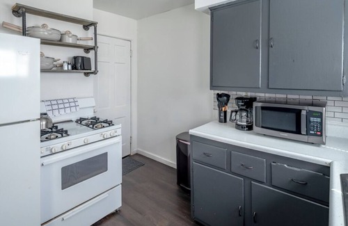 Kettering Apartamento | Spacious 2BR Apt w/ Remote Work Setup & Laundry