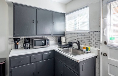 Kettering Apartamento | Spacious 2BR Apt w/ Remote Work Setup & Laundry