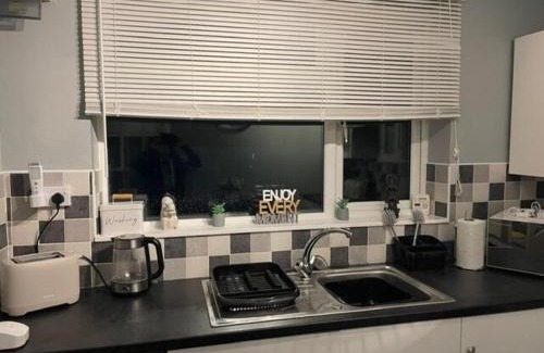 Clydach Casa | Spacious 2BR House with Sofa Bed & Parkin