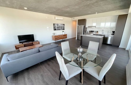 Saint-Laurent Condominio | Spacious 2BR with Skyline Views, Near Place Vertu