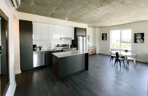 Saint-Laurent Condominio | Spacious 2BR with Skyline Views, Near Place Vertu