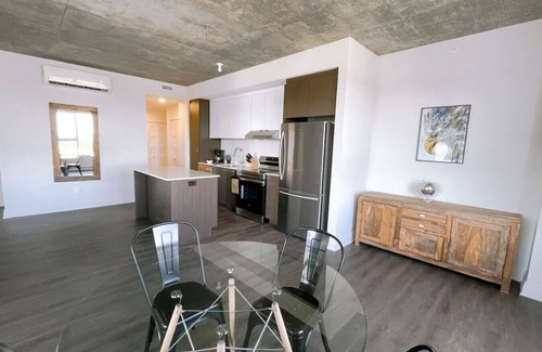 Saint-Laurent Condominio | Spacious 2BR with Skyline Views, Near Place Vertu