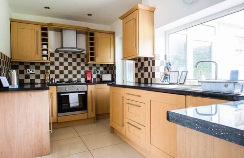 Penarth Casa | Spacious 3 bedroom Penarth home, garden & parking