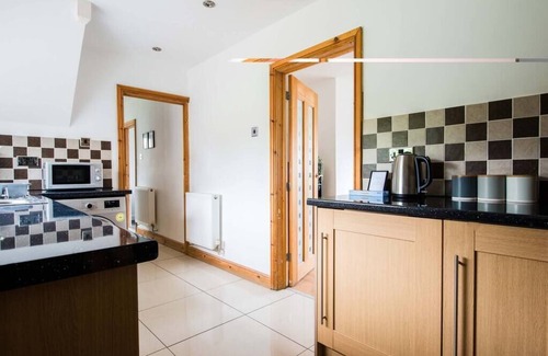 Penarth Casa | Spacious 3 bedroom Penarth home, garden & parking