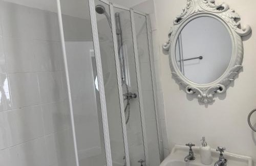 Ridgeway Casa | Spacious 3 Bedroom With Garden and Free Parking