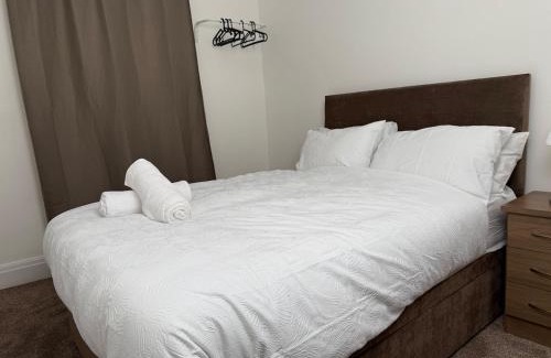 Ridgeway Casa | Spacious 3 Bedroom With Garden and Free Parking