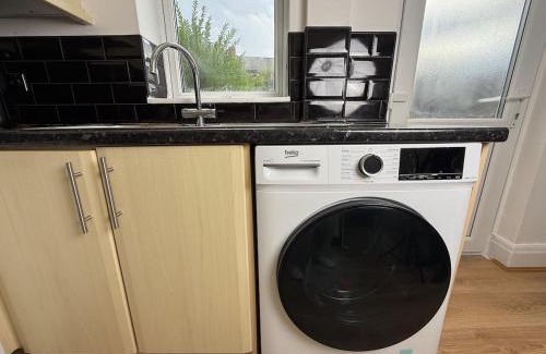 Ridgeway Casa | Spacious 3 Bedroom With Garden and Free Parking