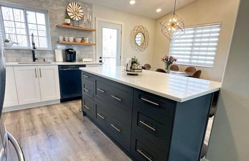 Lincoln Casa | Spacious 3bed/2bath Home by downtown & UNL. Fire pit and Ping Pong & Swing set!