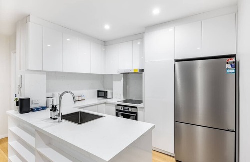 Indooroopilly Apartamento | Spacious 3BR Getaway | Great Location & Comfort