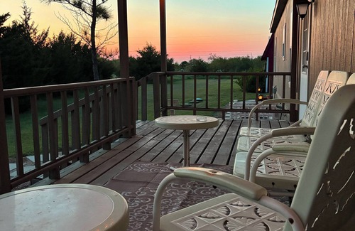 Navarro County Casa | Spacious 3BR Home + Barn Theater in the Country Between Dallas & Houston