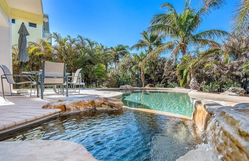 Tropic Casa | Spacious 4-bedroom Beach house in brilliant Satellite Beach WiFi, fitness room,