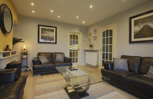 Enniskillen Casa | Spacious 4 Bedroom Home - 5 min walk to town