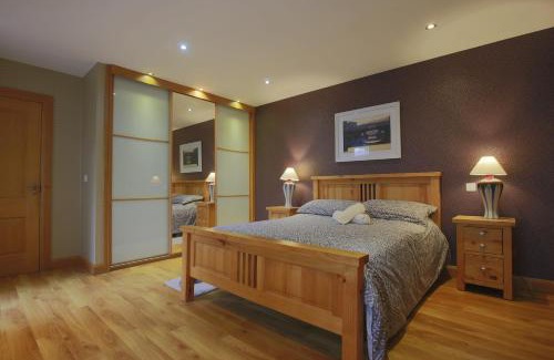 Enniskillen Casa | Spacious 4 Bedroom Home - 5 min walk to town