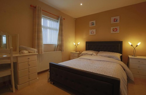 Enniskillen Casa | Spacious 4 Bedroom Home - 5 min walk to town