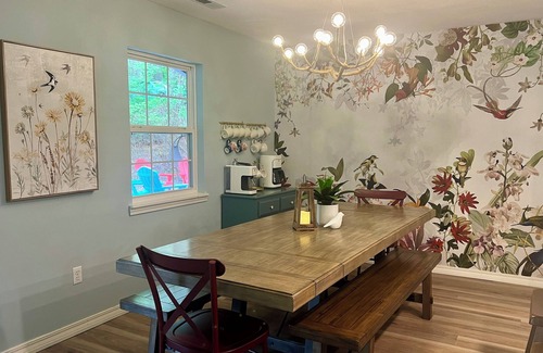 Otto Cabina | Spacious 4-bedroom river front cabin with WiFi, Game Room & Hot Tub for 15