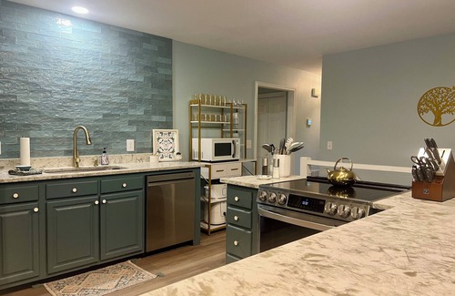 Otto Cabina | Spacious 4-bedroom river front cabin with WiFi, Game Room & Hot Tub for 15