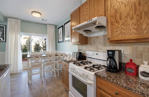 Queens Casa | Spacious 4-bedroom townhome in delightful Arverne By the Sea, Free Parking WiFi