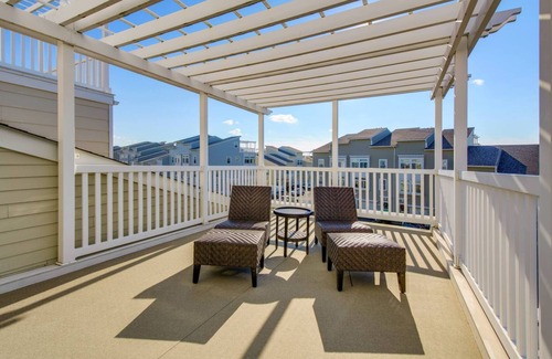 Queens Casa | Spacious 4-bedroom townhome in delightful Arverne By the Sea, Free Parking WiFi