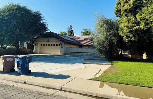 Bakersfield Casa | Spacious 4-bedroom house in lovely Bakersfield country club area with pool
