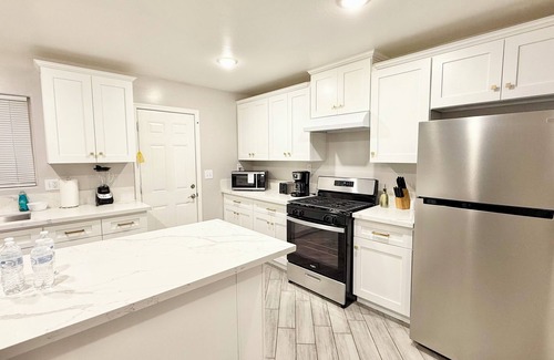 Baker Street Casa | Spacious 4-bedroom house in charming Bakersfield with AC. 4 queen & 3 twin beds.