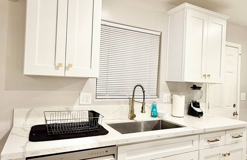 Baker Street Casa | Spacious 4-bedroom house in charming Bakersfield with AC. 4 queen & 3 twin beds.