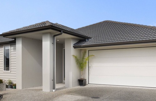 Pyes Pa Casa | spacious 4br family retreat with elevated and lake views