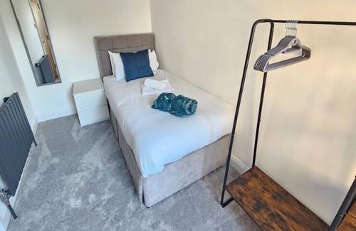 Higham Hill Casa | Spacious 4BR House, London, Sleeps 9, Free Parking