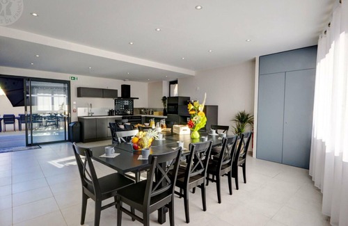 Montchal Cabaña | Casa rural espaciosa con jardín, jacuzzi y terraza, ideal para familias y amigos