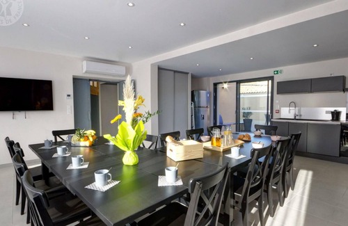 Montchal Cabaña | Casa rural espaciosa con jardín, jacuzzi y terraza, ideal para familias y amigos