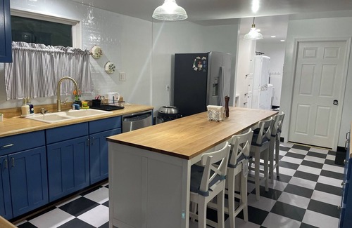 West Carson Casa | Spacious 5-bedroom house in welcoming Torrance with WiFi, AC, large yard