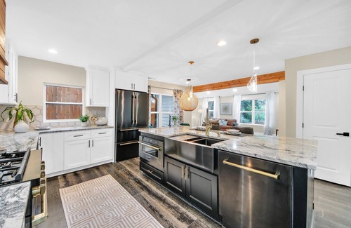 Hapeville Casa | Spacious 5-bedroom Luxury house seconds from Atlanta Airport with All Amenities