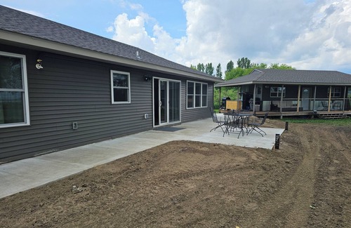 Osakis Casa | Spacious 5-bedroom Osakis lakefront house/guest house with dock, WiFi, AC, spa