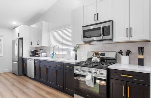 North Las Vegas Casa | Spacious 5 BR Home w/Games and Spa!