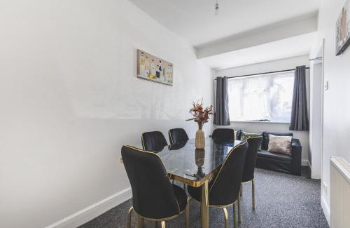 Cranford Casa | Spacious 5BD Home with Garden and Parking at Hounslow