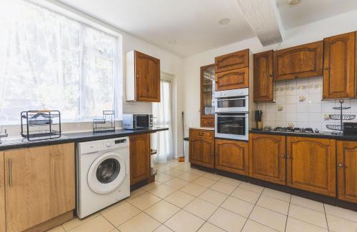 Cranford Casa | Spacious 5BD Home with Garden and Parking at Hounslow