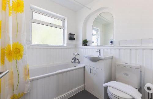 Cranford Casa | Spacious 5BD Home with Garden and Parking at Hounslow