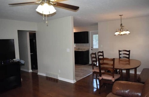 Woodland Hills Casa | Spacious 5BR/ 3 Bath, fenced, garage, 7 TV's, Parking, close to xway & shopping