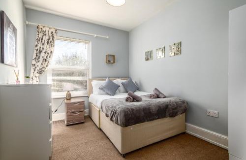 Bedford Casa | Spacious 6 Bed Home in Central Bedford w Parking