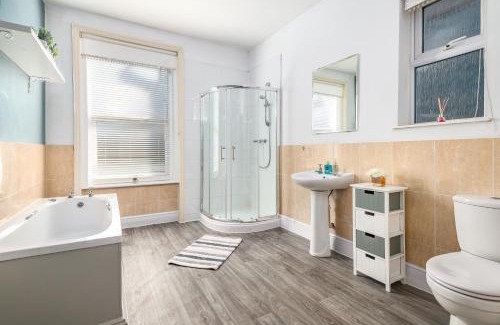 Bedford Casa | Spacious 6 Bed Home in Central Bedford w Parking