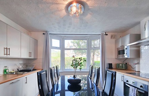 Burnage Casa | Spacious 6-Bed Home with Driveway