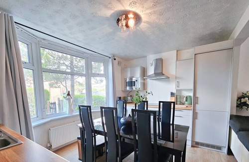 Burnage Casa | Spacious 6-Bed Home with Driveway