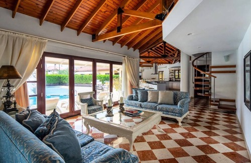 Opal Casa | Spacious 6-bedroom house in lovely Noord, near the best beaches and hotel areas