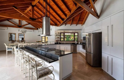 Opal Casa | Spacious 6-bedroom house in lovely Noord, near the best beaches and hotel areas