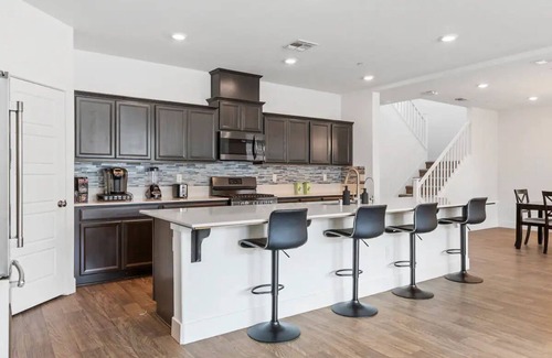 Merced Casa | Spacious 6-bedroom house in fabulous Merced with WiFi, Near Hospitals and Dining