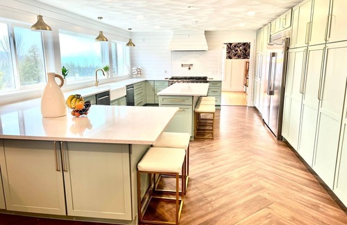 Vestal Casa | Spacious 6-bedroom house with AC, fitness room, pool, WiFi in charming Vestal