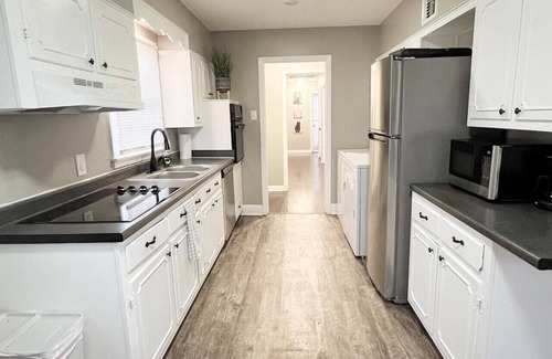 East Memphis Casa | Spacious 8BR Getaway: 2 Homes, BBQ Near Downtown