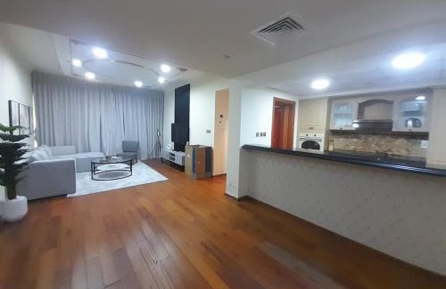 Madinat Zayed Apartamento | Spacious & Amazing 1 BR Apartment